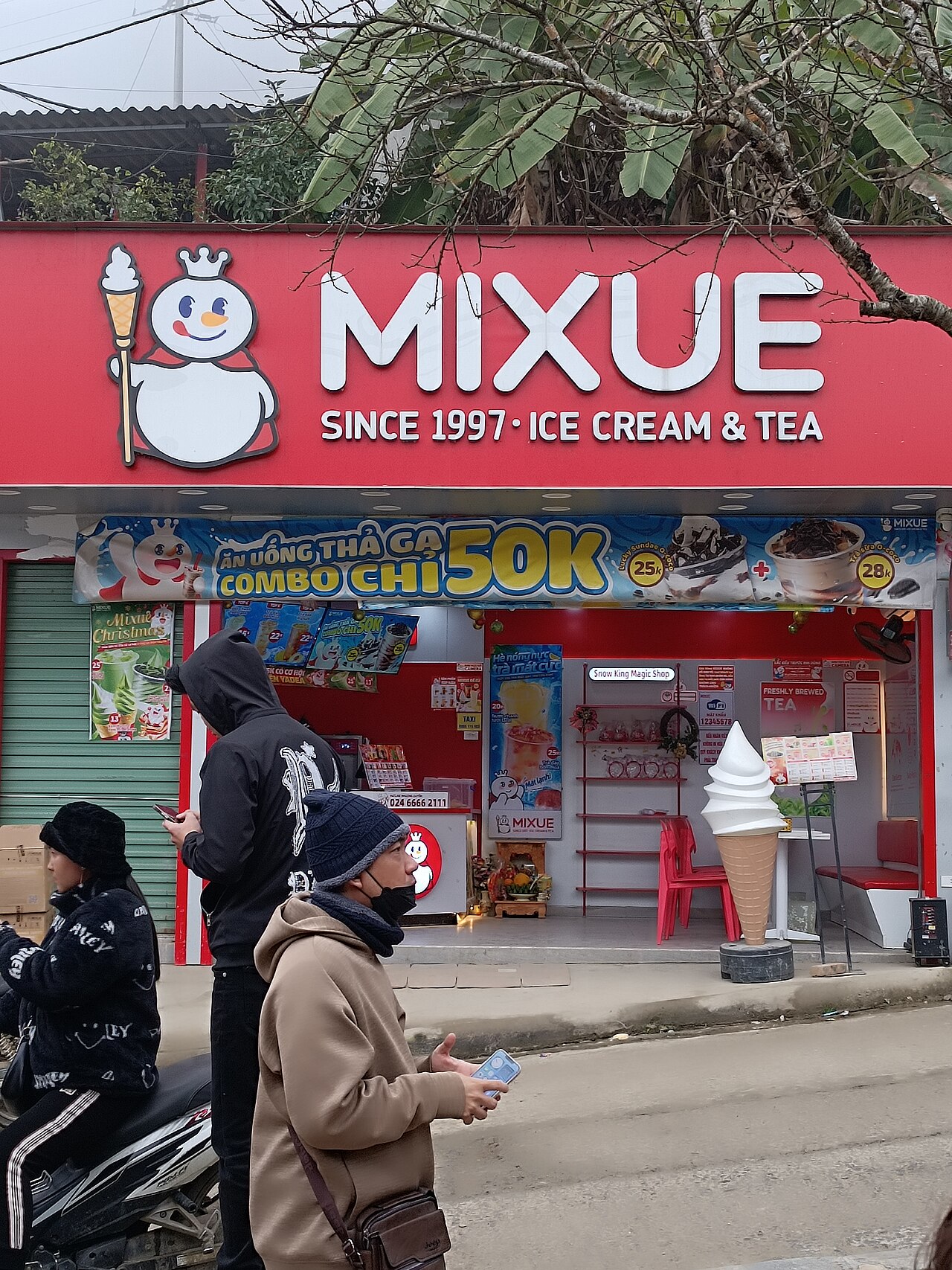 Компания Mixue теряет позиции на рынке товаров премиум-класса.