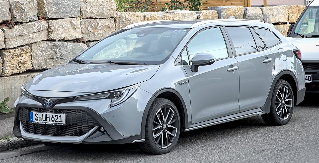 Премиум в массовом сегменте: что Toyota добавила в юбилейную Corolla