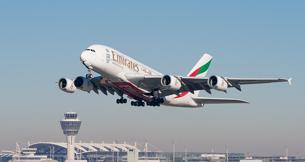 Авиакомпания Emirates внедряет новые подголовники для пассажиров эконом-класса, - СМИ